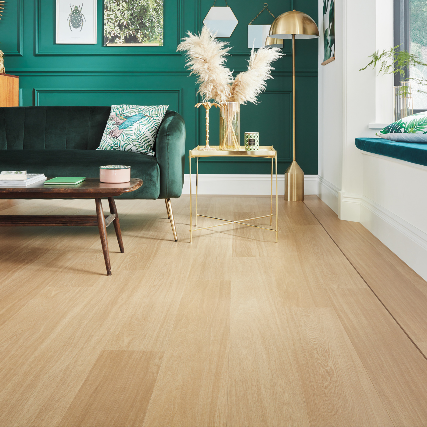 Natural Prime Oak VGW115T  in a living room with DS05-5 design strip border